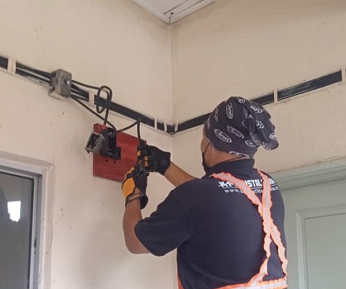 Proses pemasangan meter TNB di rumah