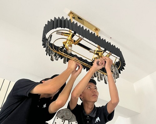Pemasangan lampu hiasan rumah
