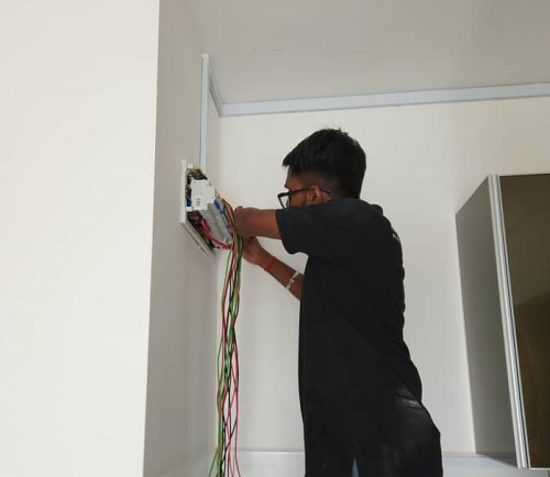 Proses pemasangan wiring rumah oleh kontraktor
